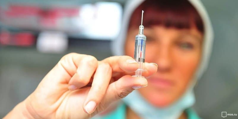 Врач: Массовая вакцинация поможет остановить распространение COVID-19