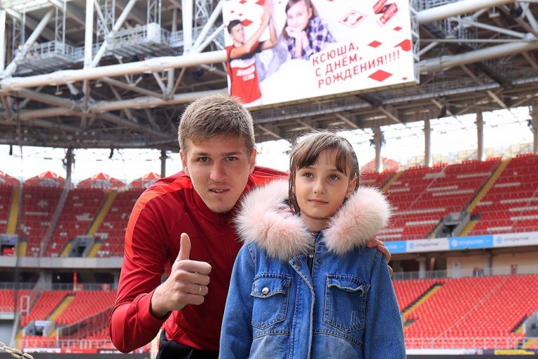 Игрок «Спартака» оплатил протез девочке с Алтая и провел для нее экскурсию по стадиону