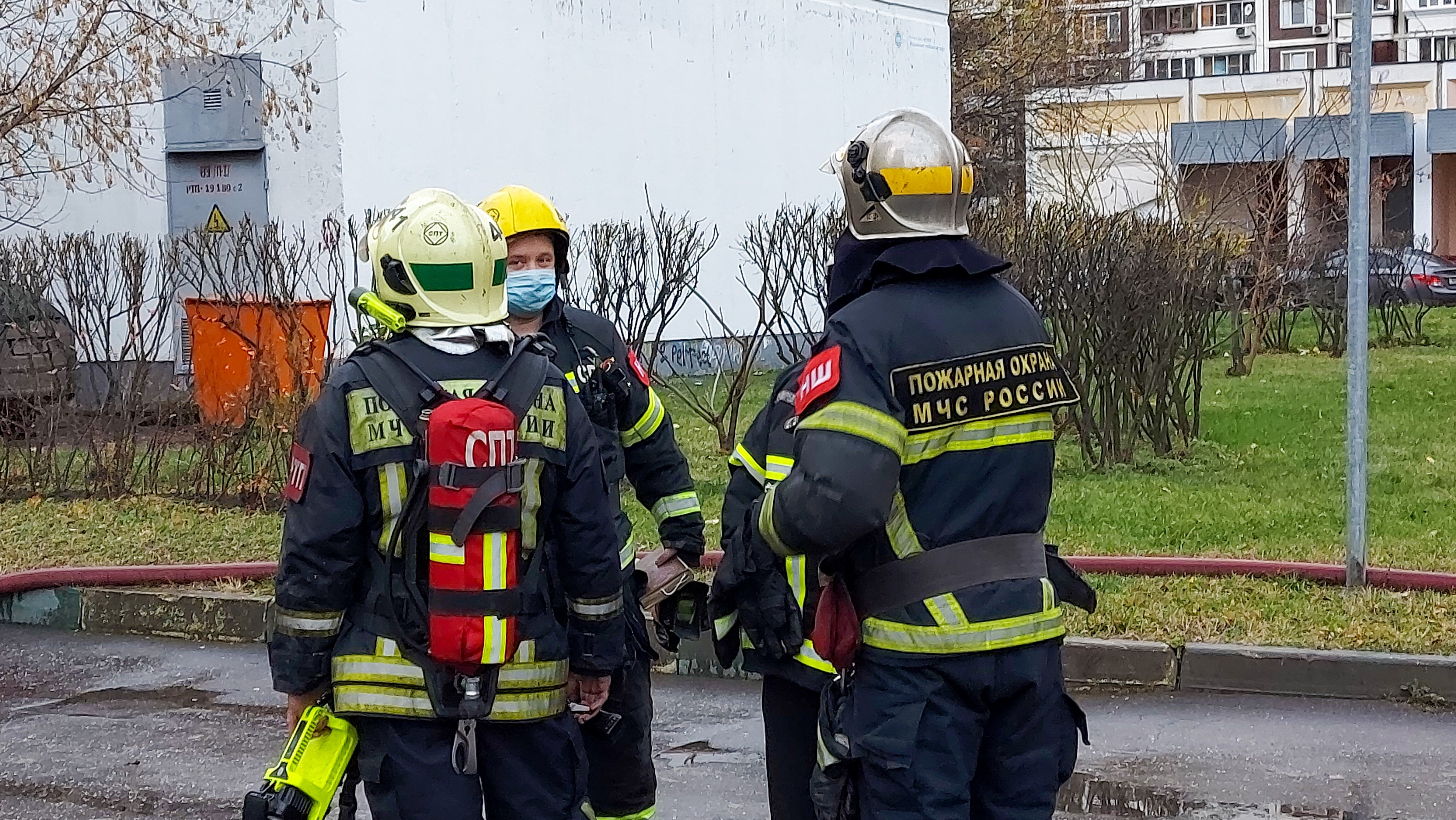 Пожарные спасли коммунальщика из горящего мусоропровода