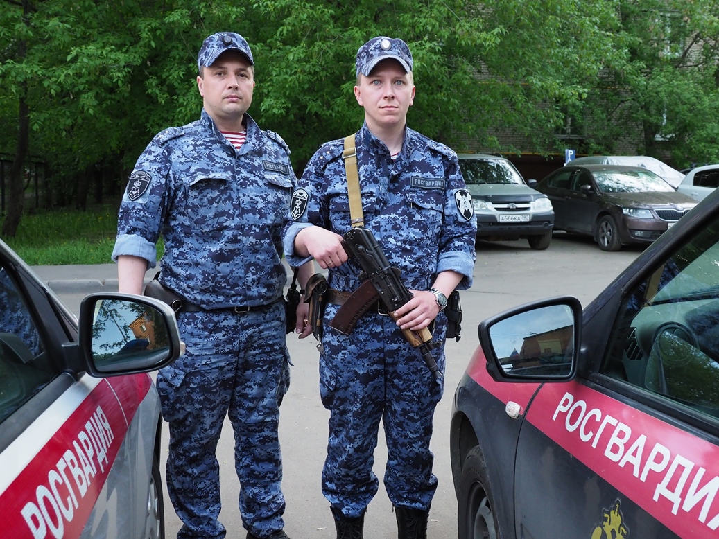 Бойцы Росгвардии задержали бегавшего по Муравской мужчину с топором