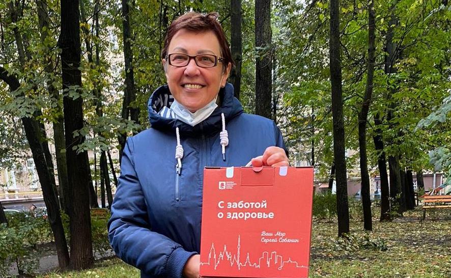 Жительница Покровского-Стрешнева получила «коробку здоровья»