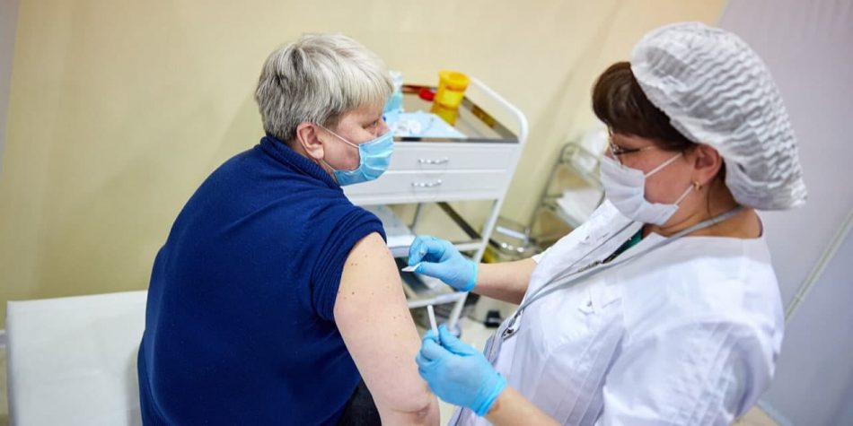 Более 80% сотрудников предприятий сферы обслуживания в СЗАО вакцинированы