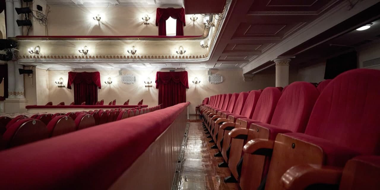 Роспотребнадзор выявил нарушения мер профилактики COVID-19 в театре МДМ