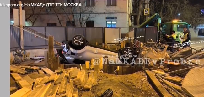 В Хорошёво-Мнёвниках автомобиль протаранил забор и упал в котлован