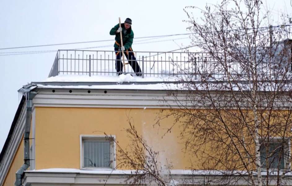Зимой очисткой кровель в СЗАО займутся более 280 бригад