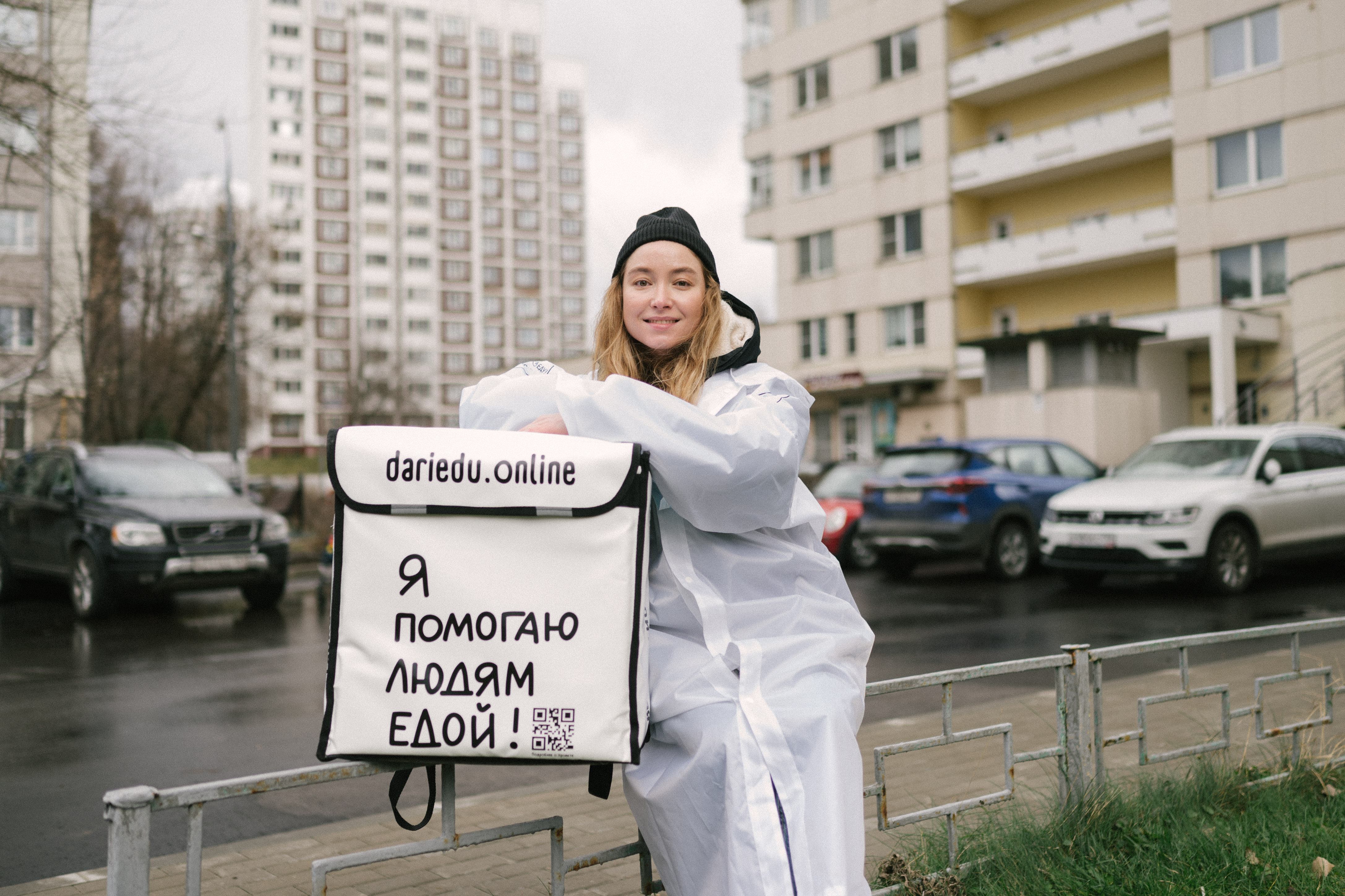 Звёзды «Кухни» и «Молодёжки» доставили еду пенсионерам из Покровского-Стрешнева