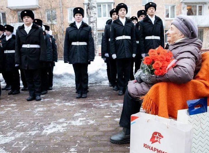 102-летняя жительница Щукина  приняла парад в честь дня рождения