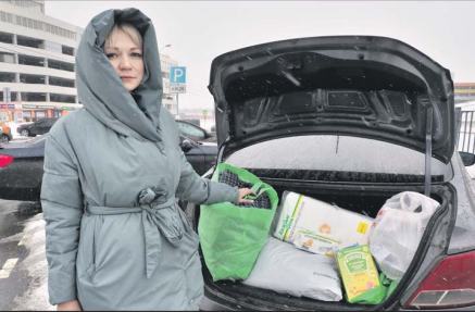 Жительница Строгина помогает доставить помощь пострадавшим от землетрясения