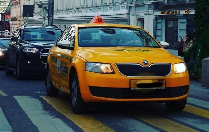 На Берзарина пассажир такси пострадал при посадке в машину