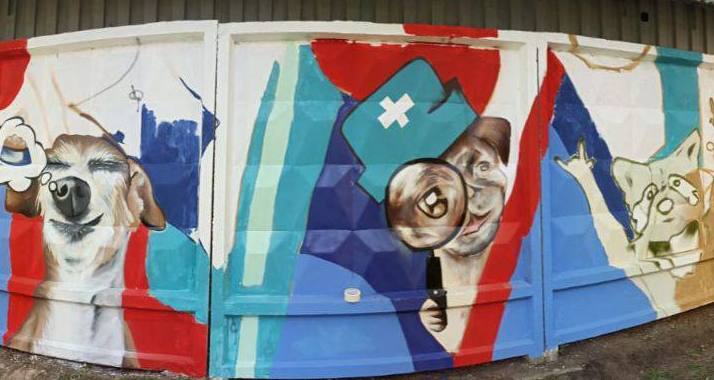Забор в Южном Тушине ветеринары превратили в произведение искусства