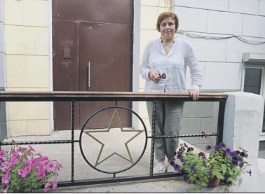 Жительница Щукина помогла восстановить исторический декор крыльца дома