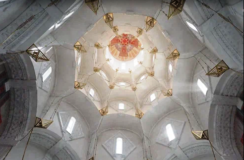 Храм в Покровском-Стрешневе украсили 24 мозаичных панно