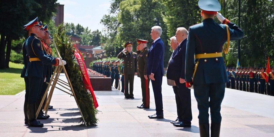 Собянин возложил цветы и венки к Могиле Неизвестного Солдата в День памяти и скорби