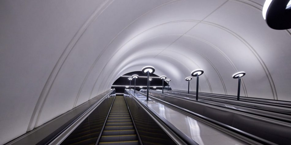 Бочкарёв: В одном из вестибюлей станции «Яхромская» салатовой ветки метро приступили к укладке пола гранитом