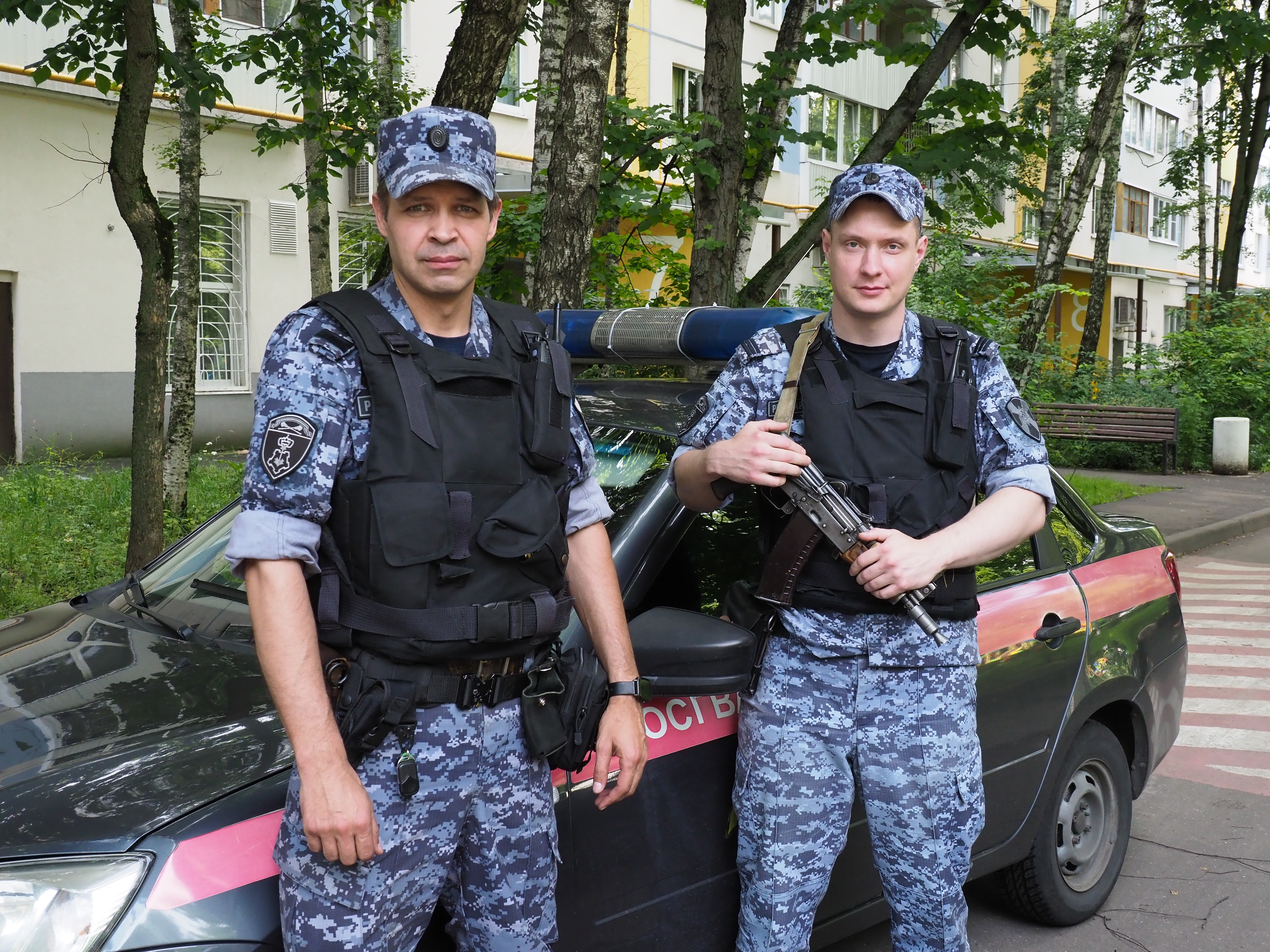 Сотрудники Росгвардии спасли мужчину, который грозился выпрыгнуть из окна на Туристской