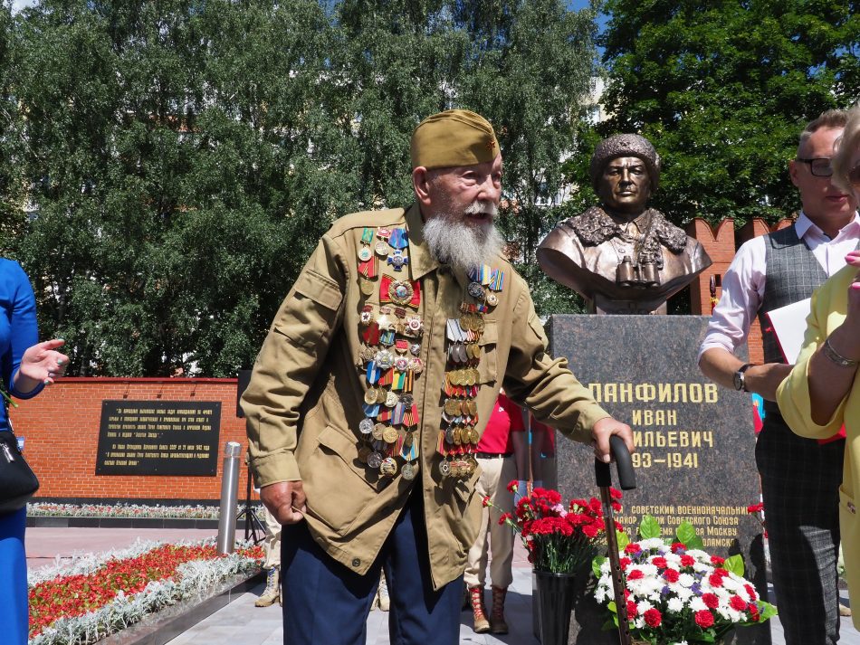 В Северное Тушино на открытие памятника генералу Панфилову приехал боец его дивизии