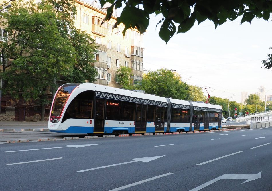 На улице Свободы провели внеплановый ремонт трамвайных путей
