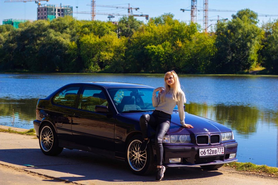 Фотоконкурс «Я и моя машина»: «Ремонтом своего ретро-БМB занимаюсь сама»