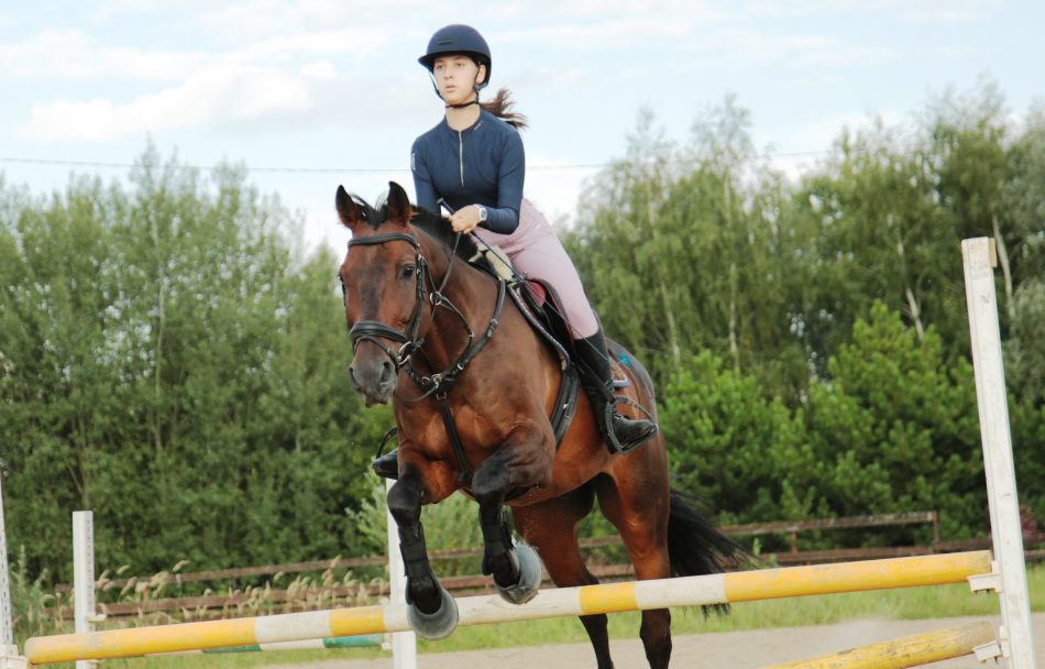 Школьница из Куркина взяла бронзу на чемпионате Москвы по конному троеборью