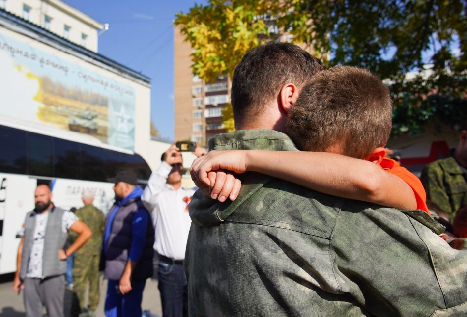 Автобусы с добровольцами отправляются из Москвы в воинские части