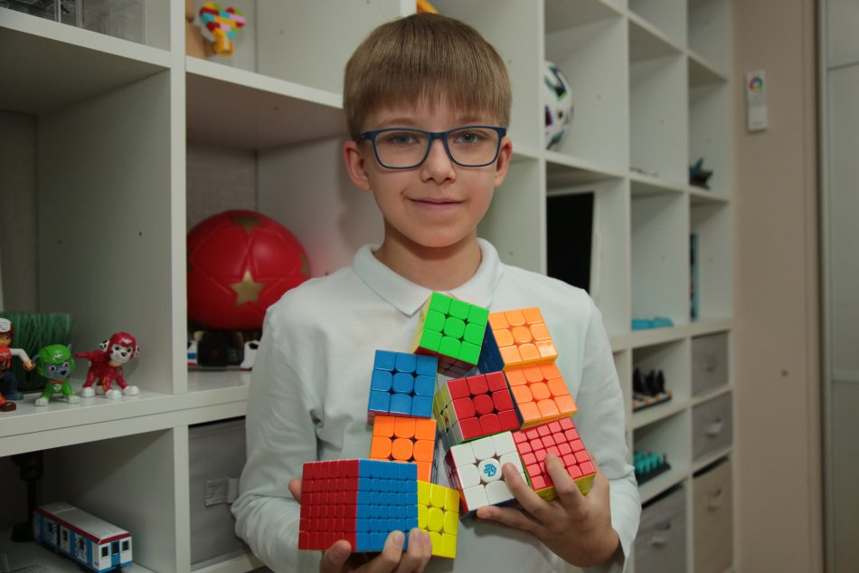 Школьник из СЗАО установил четыре рекорда России по сборке кубика Рубика