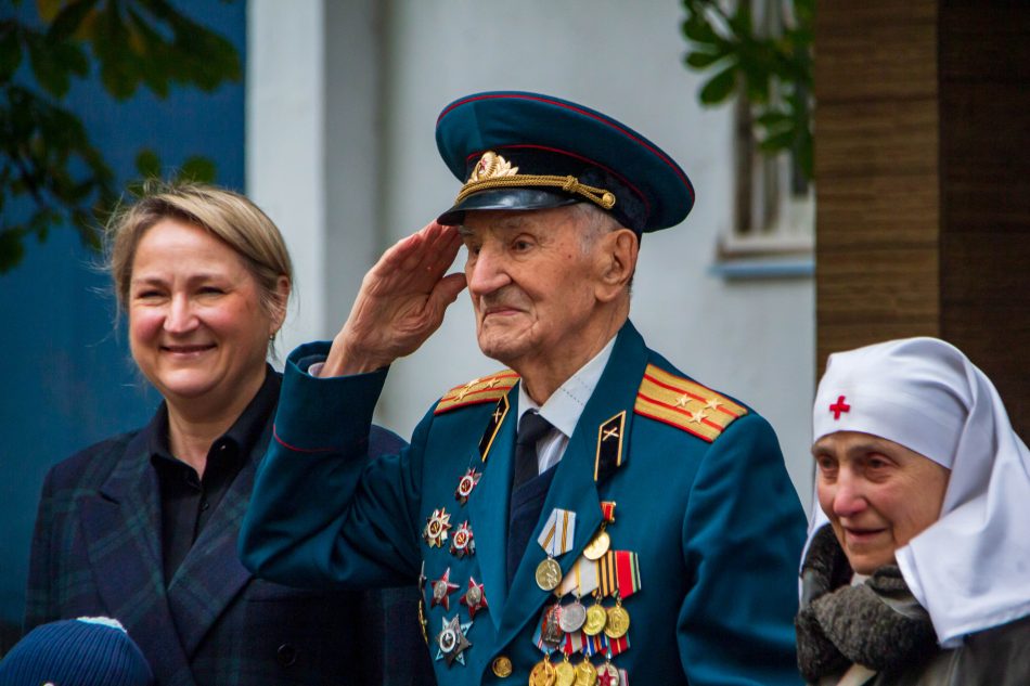 На улице Маршала Катукова прошел парад в честь столетия ветерана