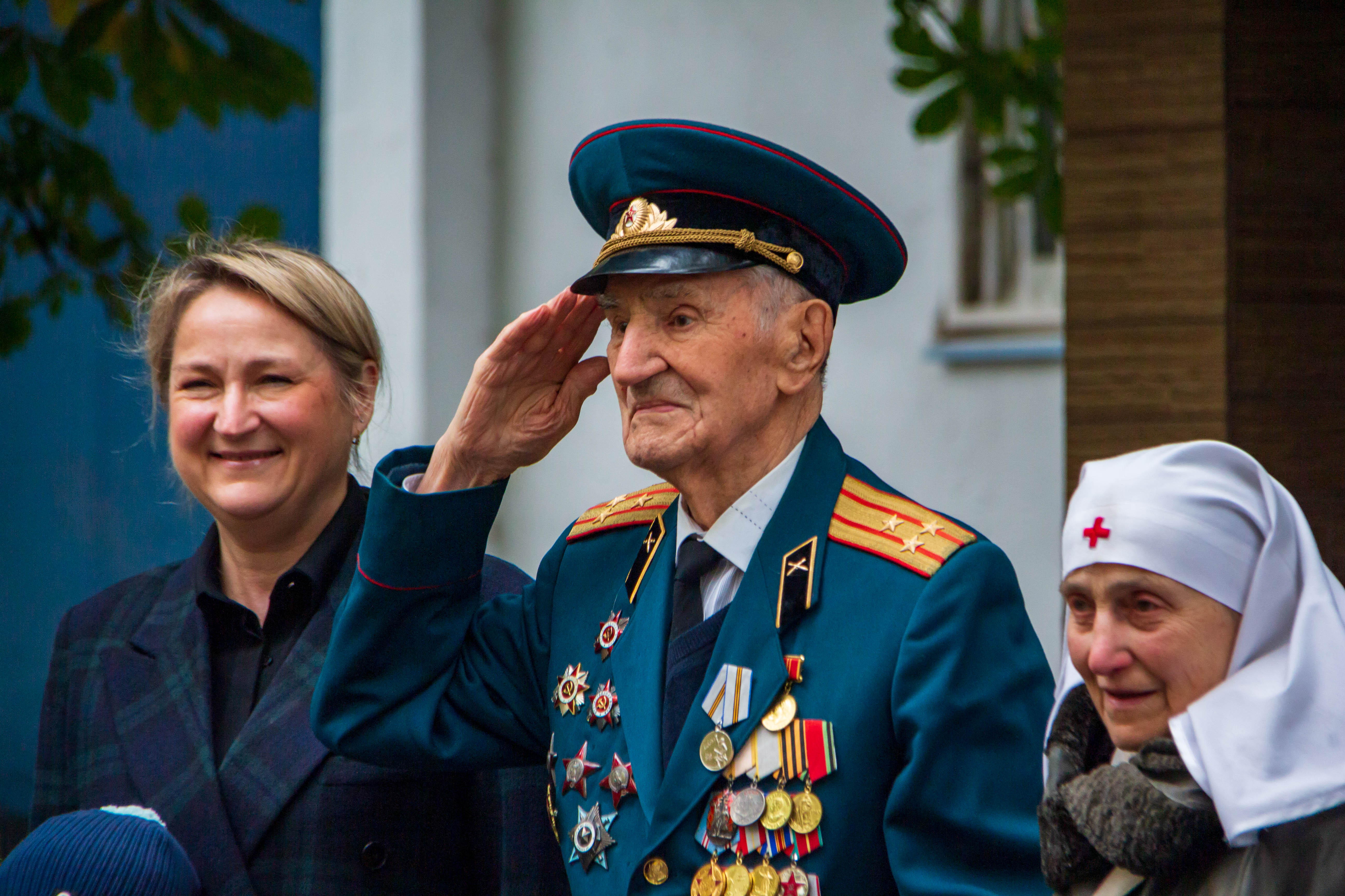 На улице Маршала Катукова прошел парад в честь столетия ветерана | Москва.  Северо-Запад