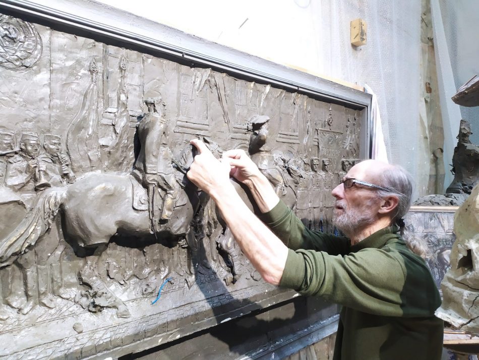 Скульптор с Авиационной восстановил горельеф «Парад Победы»