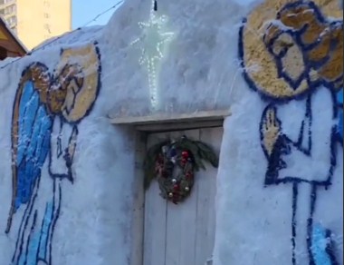 Необычный Рождественский вертеп изваяли в Строгине из снега и льда