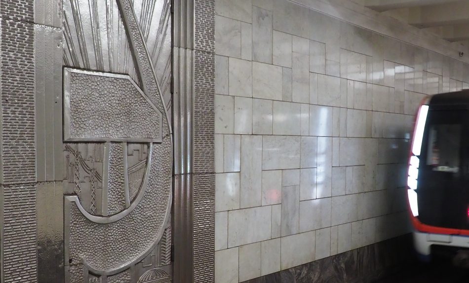 Декор из алюминия впервые появился на станции метро «Октябрьское Поле»