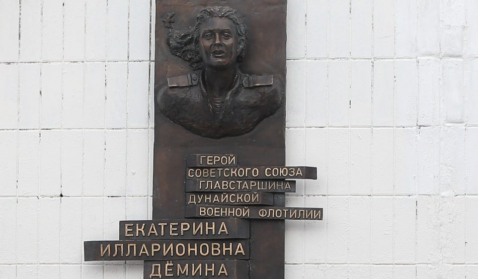 На улице Кулакова установили мемориальную доску женщине-морпеху