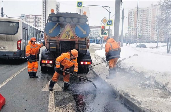 Как ремонтируют ямы зимой на дорогах округа
