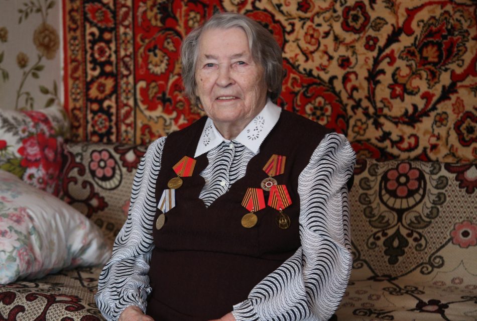 Мария Овчинникова с проезда Донелайтиса в 100 лет вяжет варежки