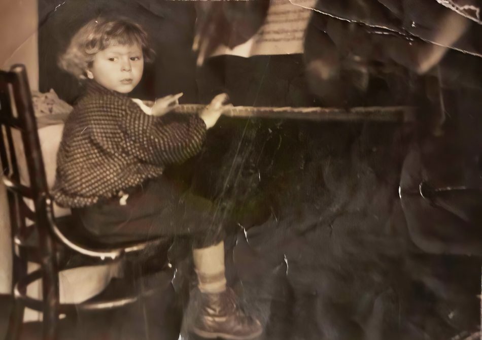 Фотоконкурс «Родом из детства»: Пора осваивать рояль!