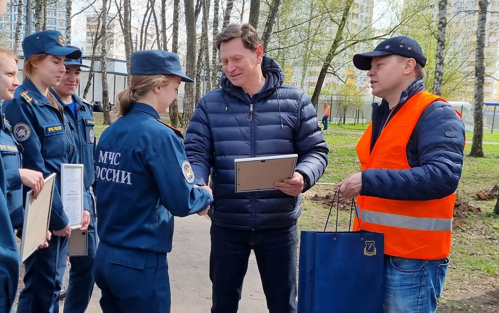 На субботнике в сквере «Березовая роща» собрали 200 мешков мусора