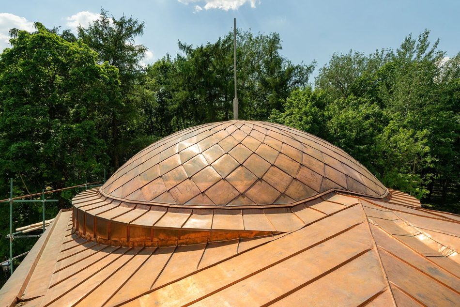 В Покровском-Стрешневе восстановили медный купол старинной оранжереи