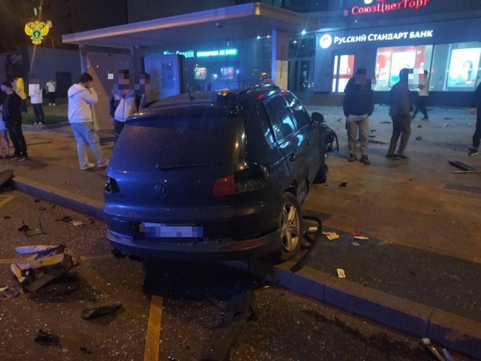 В Митине автомобиль на полном ходу врезался в автобусную остановку