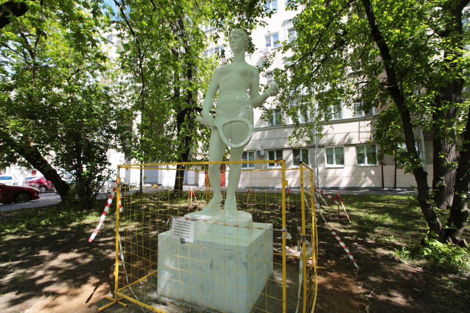 Скульптуру теннисистки вернули во двор дома в Щукине