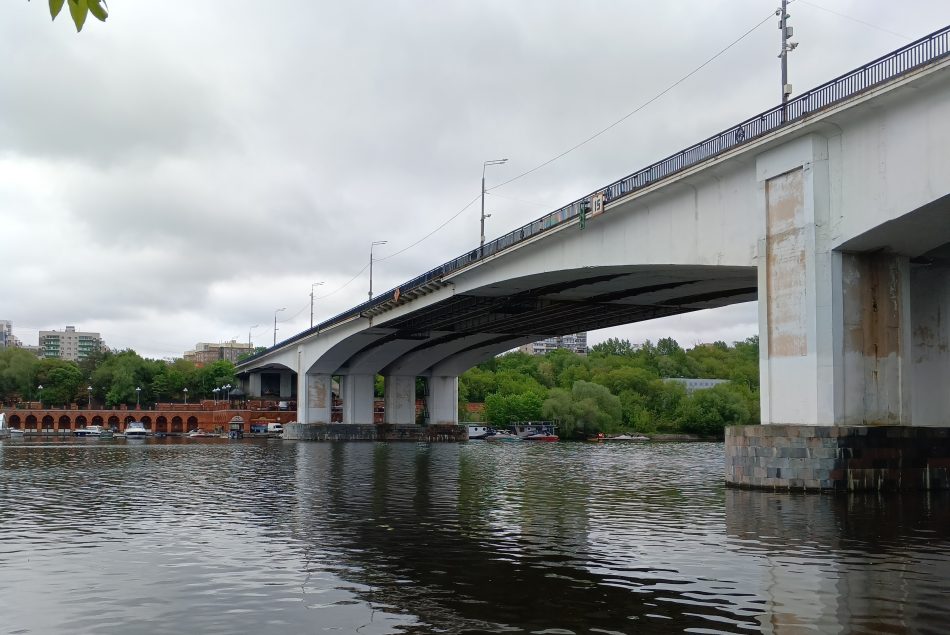 На Строгинском мосту заменят асфальт