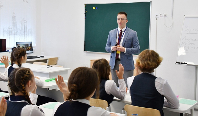 Илья Лонкин из школы №1560 в Хорошёво-Мнёвниках стал суперфиналистом конкурса «Педагоги года Москвы»