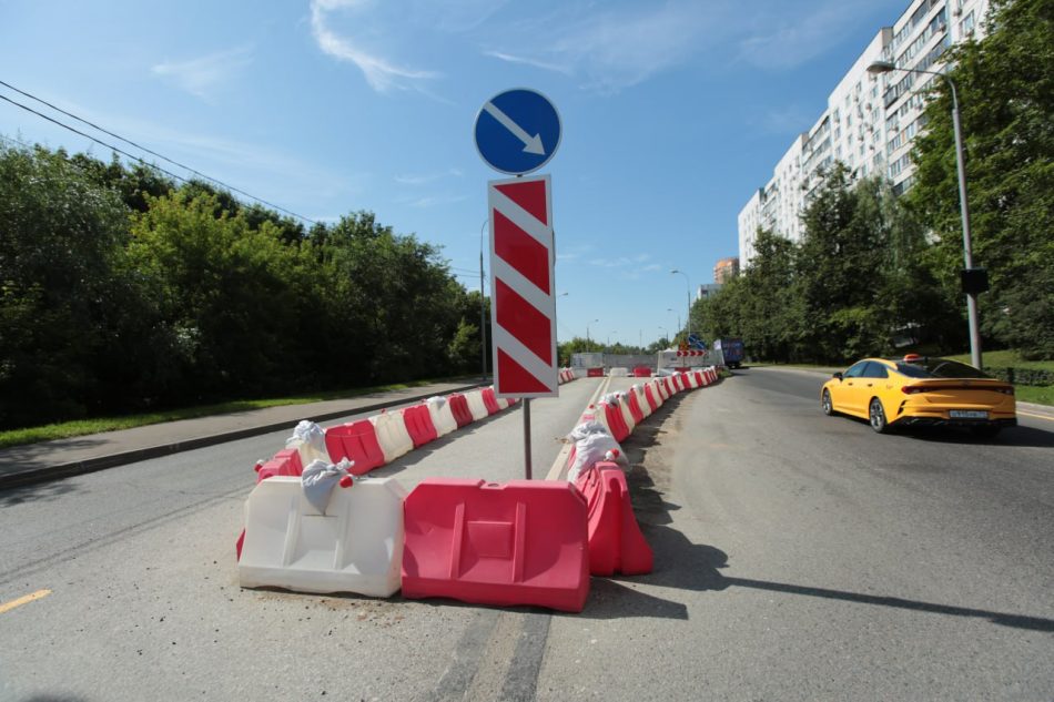 На улице Твардовского продолжат перекрывать по две полосы
