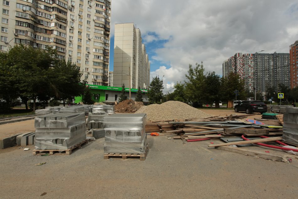 По улице вдоль Митинской будет трудно проехать до ноября