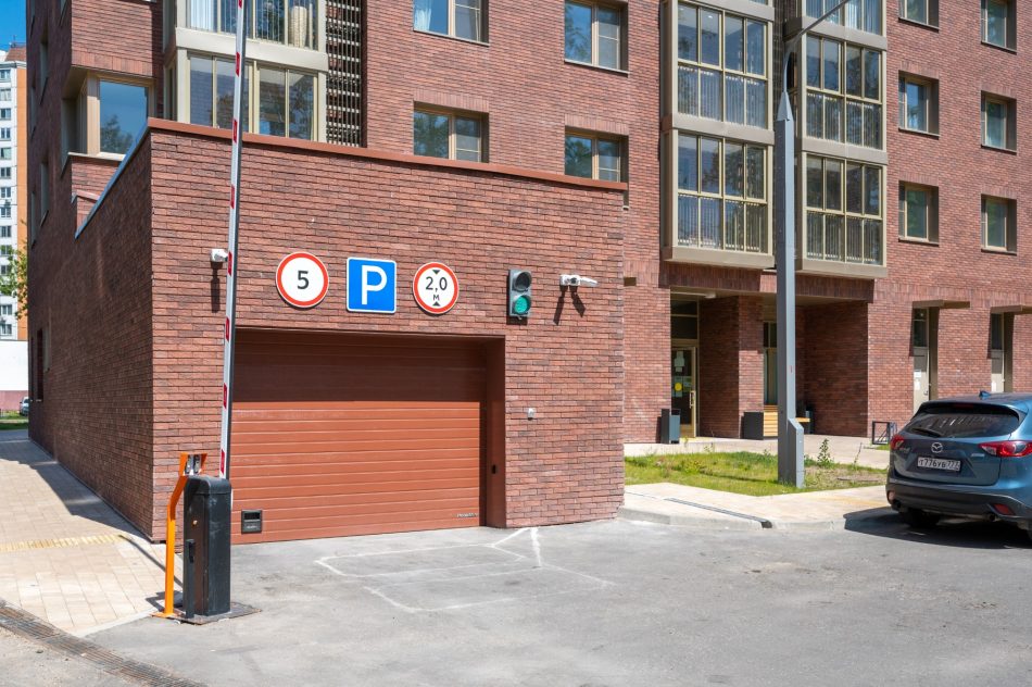 В СЗАО выставили на продажу 64 машино-места