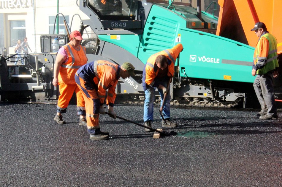 Более 50 километров нового асфальта уложили во дворах округа