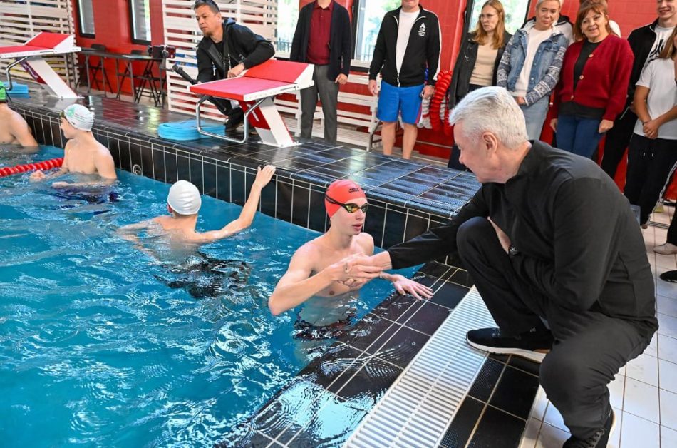 Собянин открыл обновленный спорткомплекс с бассейном в Новогирееве