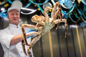 На рыбный рынок в Митине привезли свежих камчатских крабов