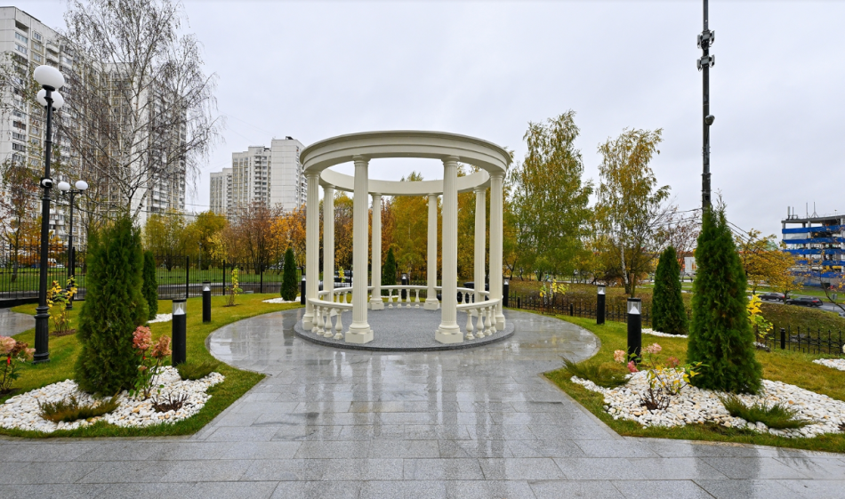 У дворца бракосочетания в Митине высадили туи и гортензии