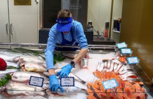 Продукты с рыбного рынка в Митине теперь можно заказать на дом