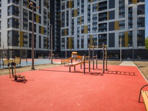 На улице Демьяна Бедного продолжается заселение новостройки по реновации